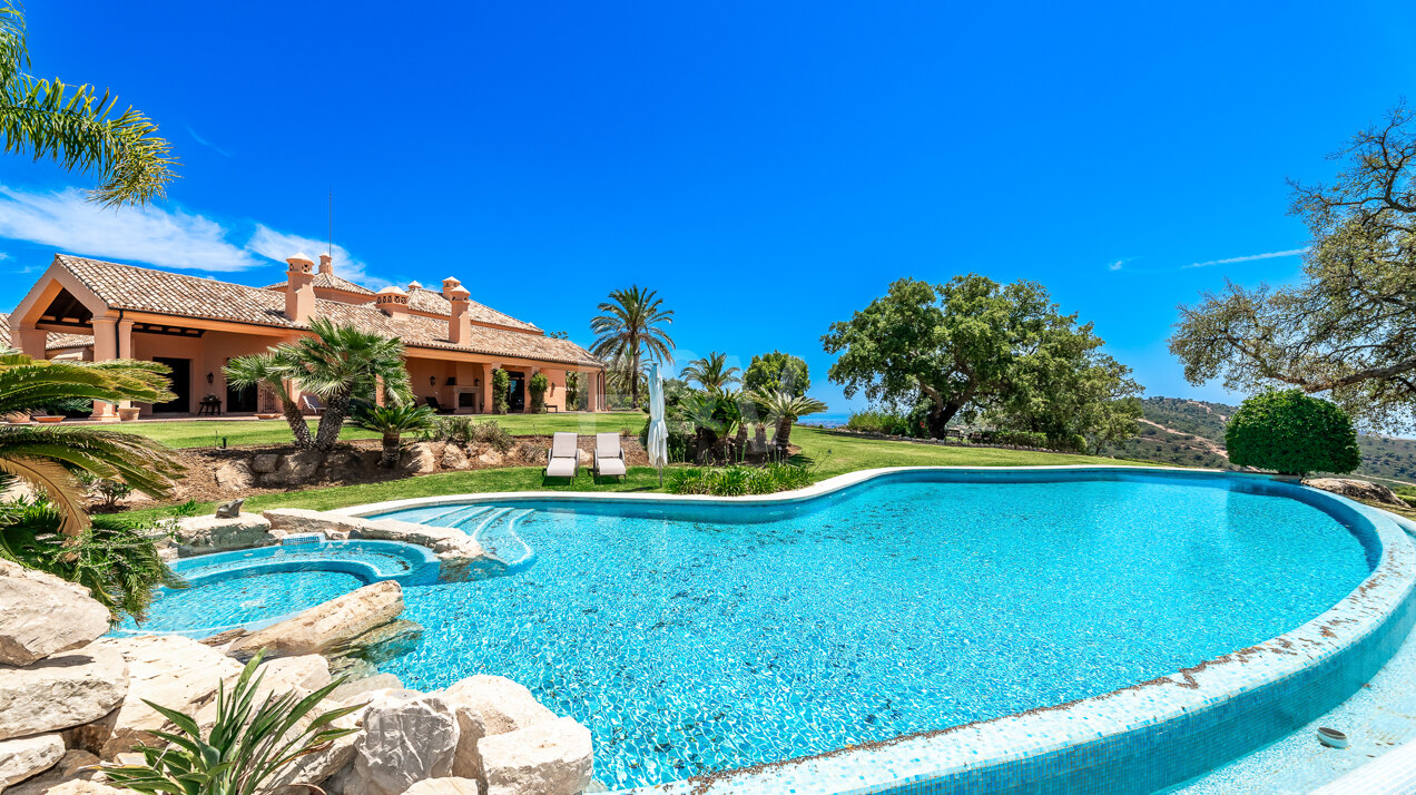 Atemberaubende Andalusische Villa mit Meerblick in Altos de Elviria