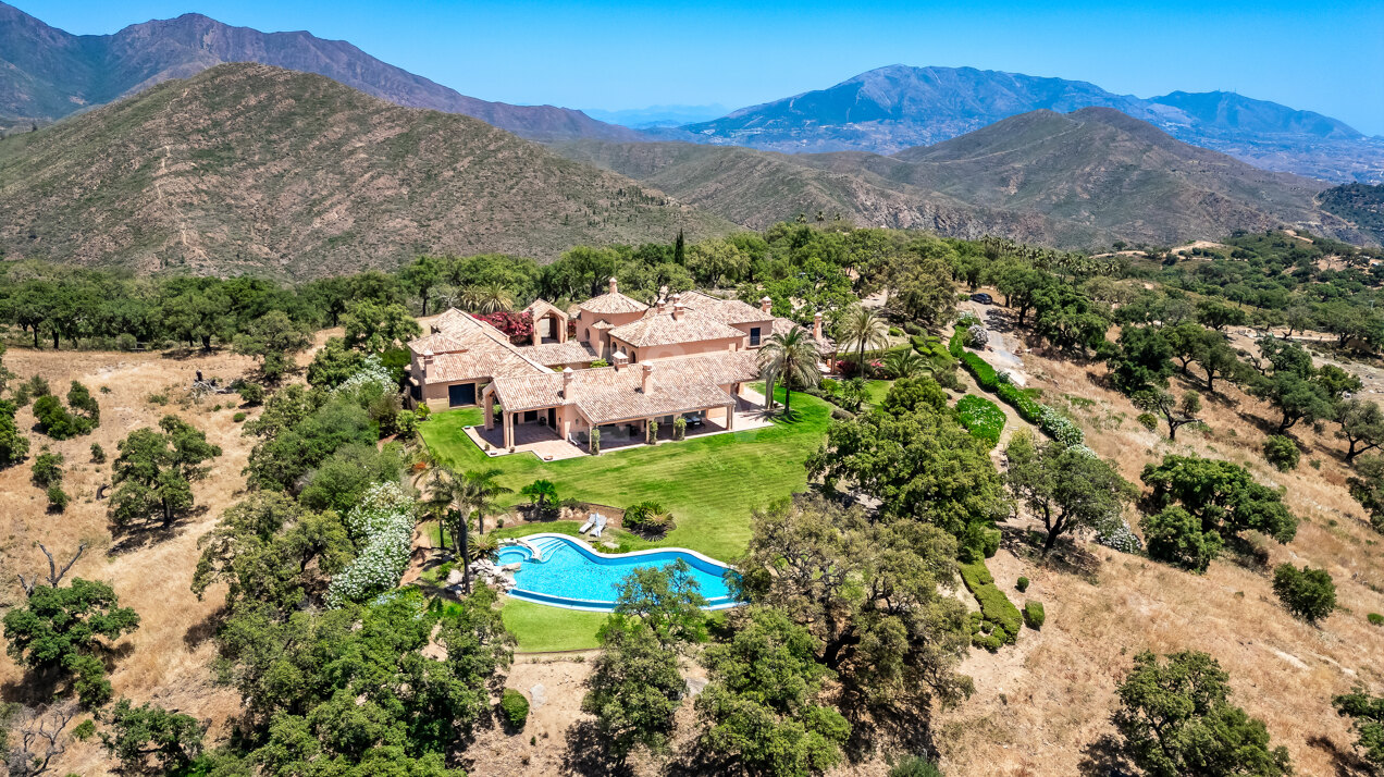 Lujosa Finca Andaluza con Vistas al Mar en Altos de Elviria