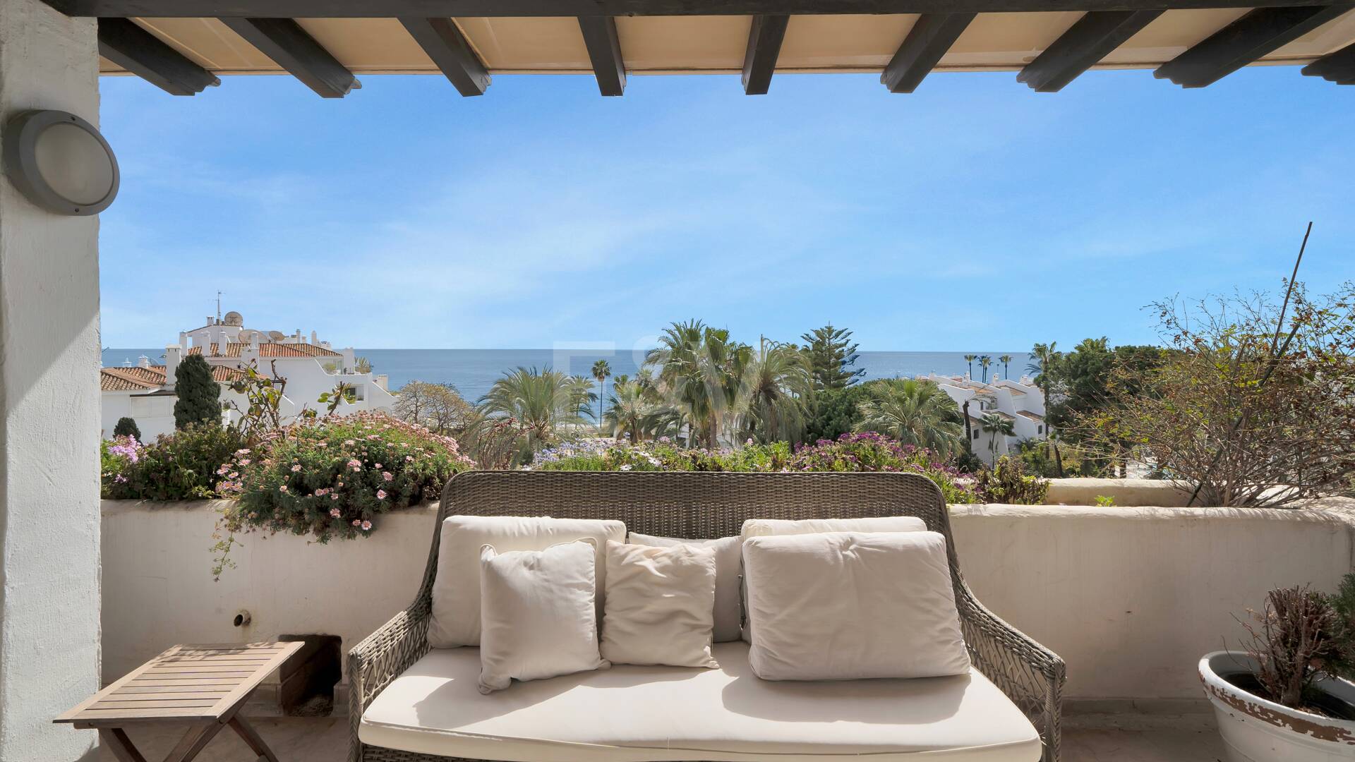 Frontline Beach Penthouse med panoramautsikt över havet i Coral Beach