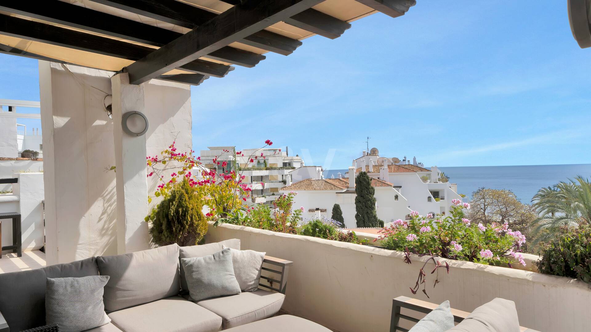 Frontline Beach Penthouse med panoramautsikt över havet i Coral Beach