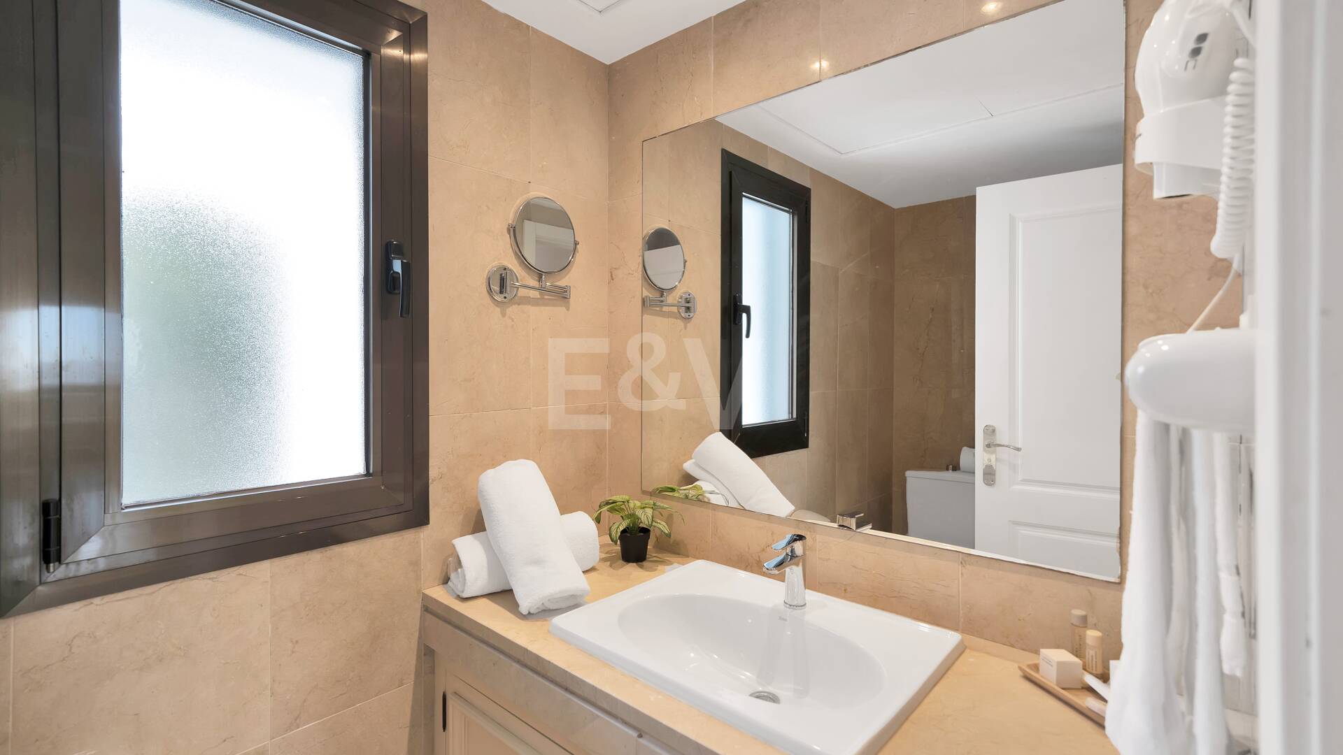 Frontline Beach Penthouse med panoramautsikt över havet i Coral Beach