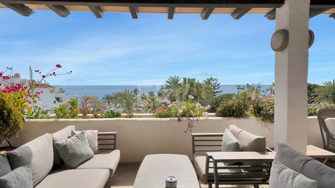 Frontline Beach Penthouse avec vue panoramique sur la mer à Coral Beach