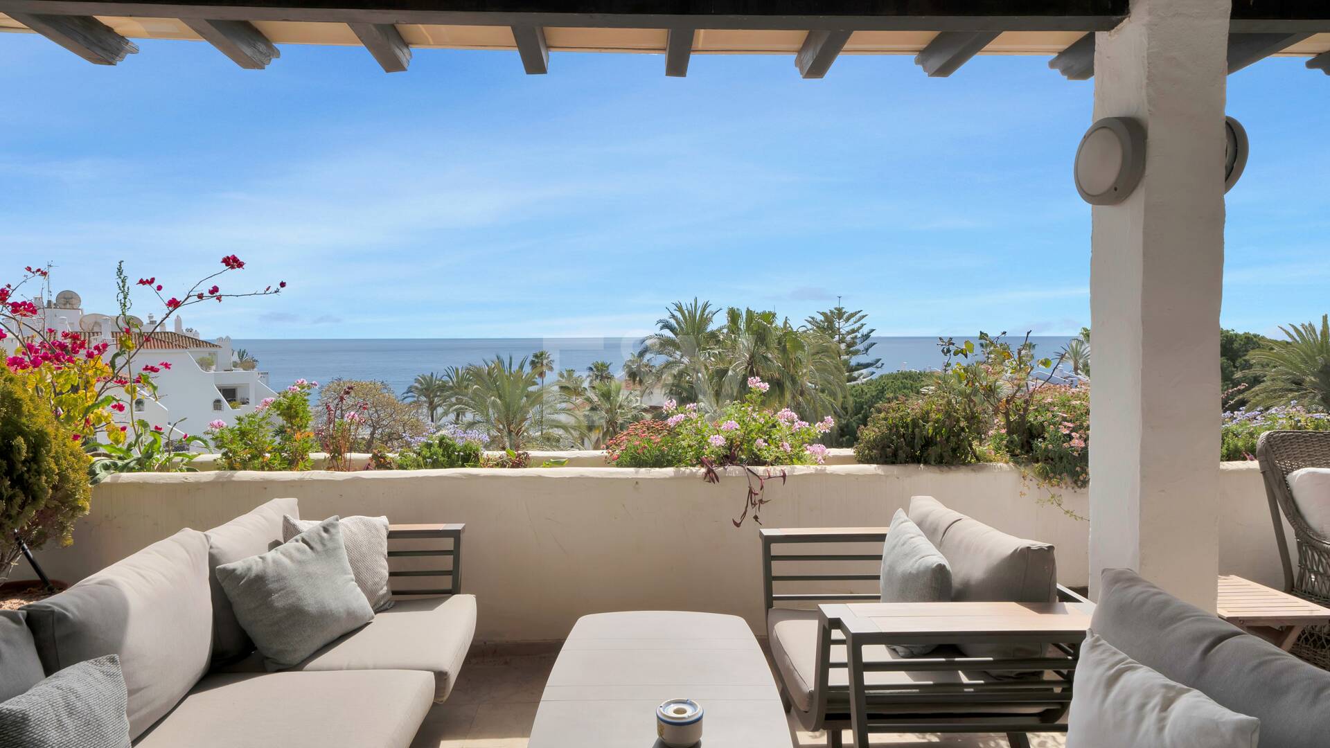 Frontline Beach Penthouse med panoramautsikt över havet i Coral Beach