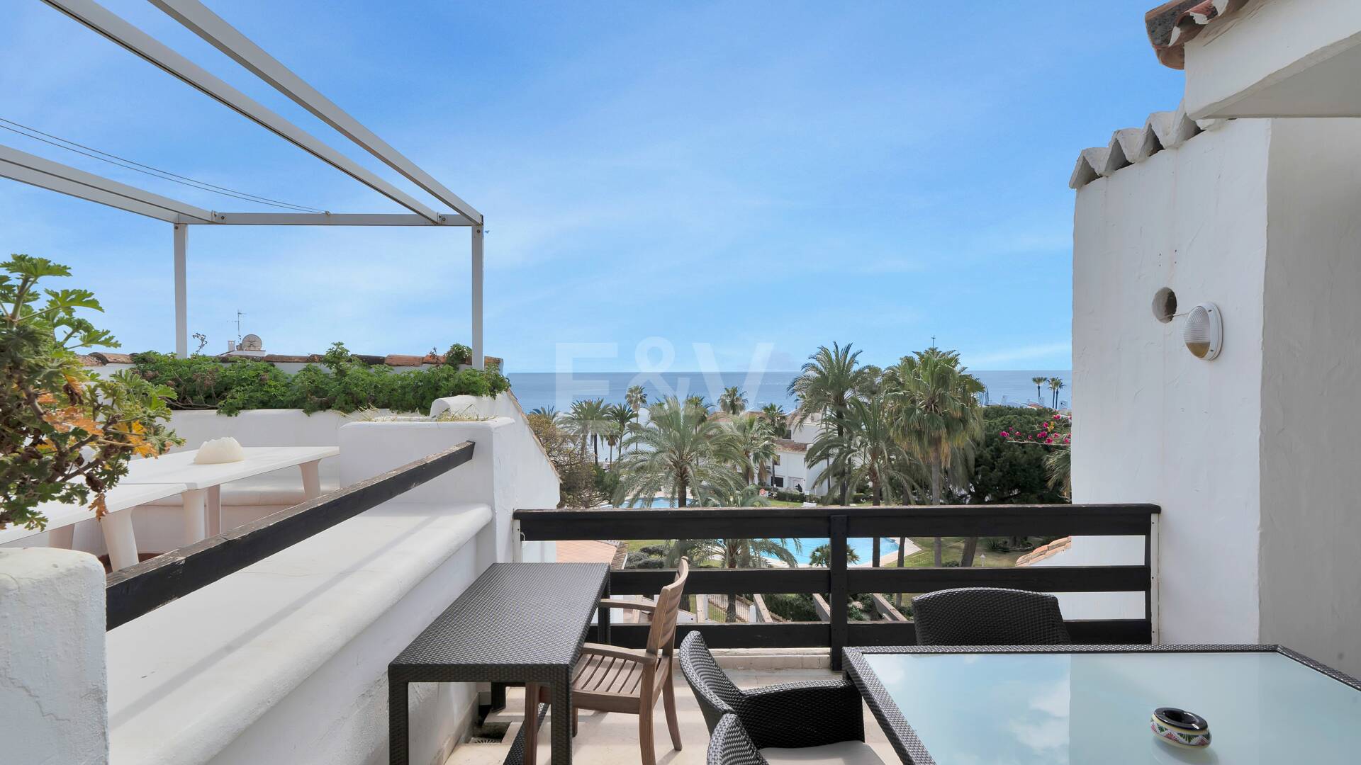 Frontline Beach Penthouse med panoramautsikt över havet i Coral Beach