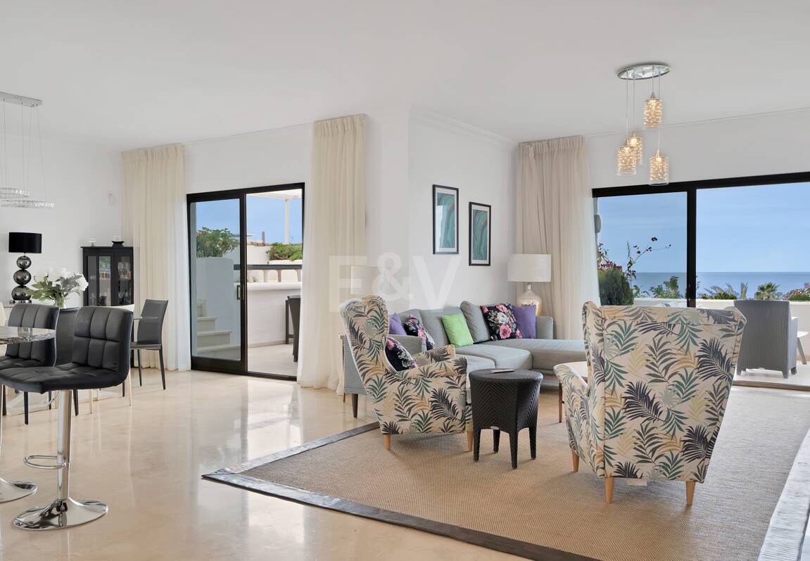 Frontline Beach Penthouse med panoramautsikt över havet i Coral Beach