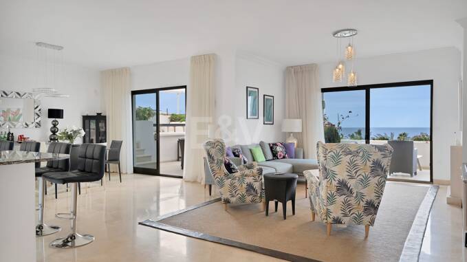 Frontline Beach Penthouse avec vue panoramique sur la mer à Coral Beach