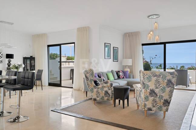 Frontline Beach Penthouse med panoramautsikt över havet i Coral Beach