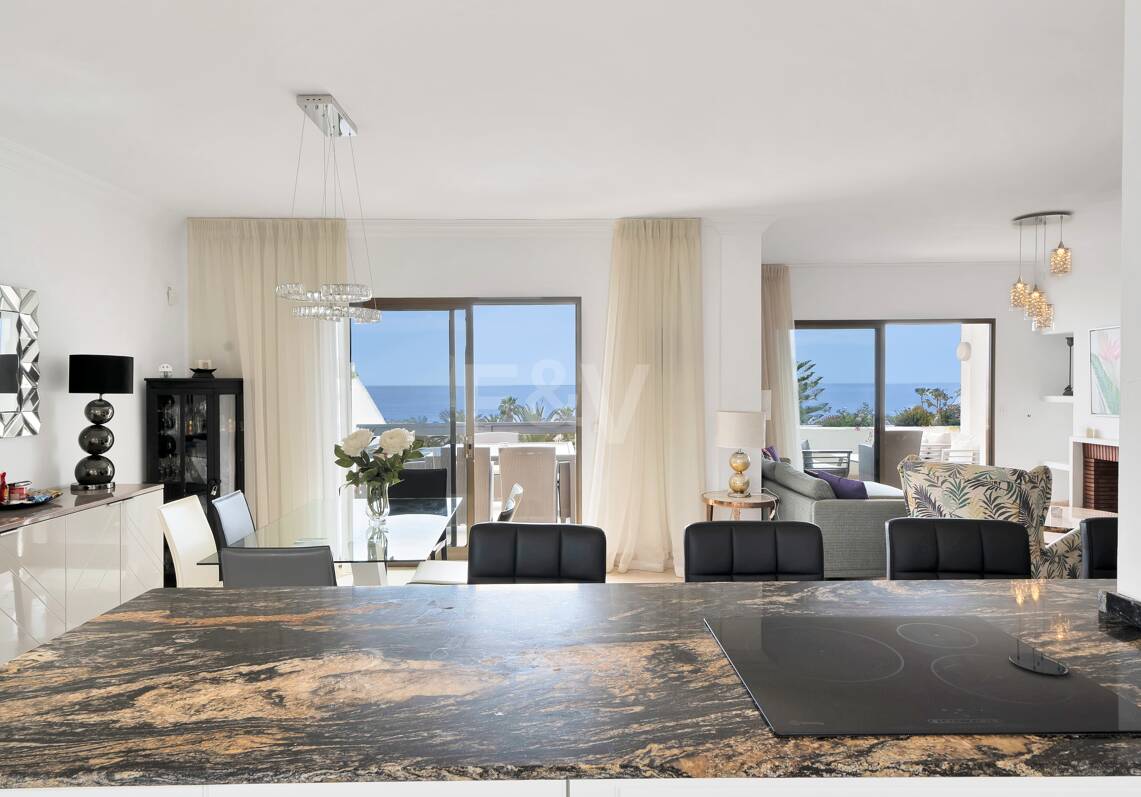 Frontline Beach Penthouse med panoramautsikt över havet i Coral Beach