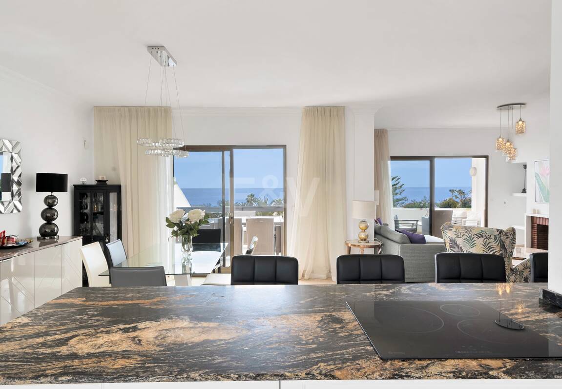 Frontline Beach Penthouse med panoramautsikt över havet i Coral Beach