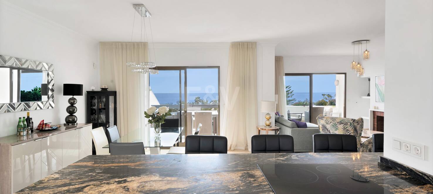 Frontline Beach Penthouse med panoramautsikt över havet i Coral Beach