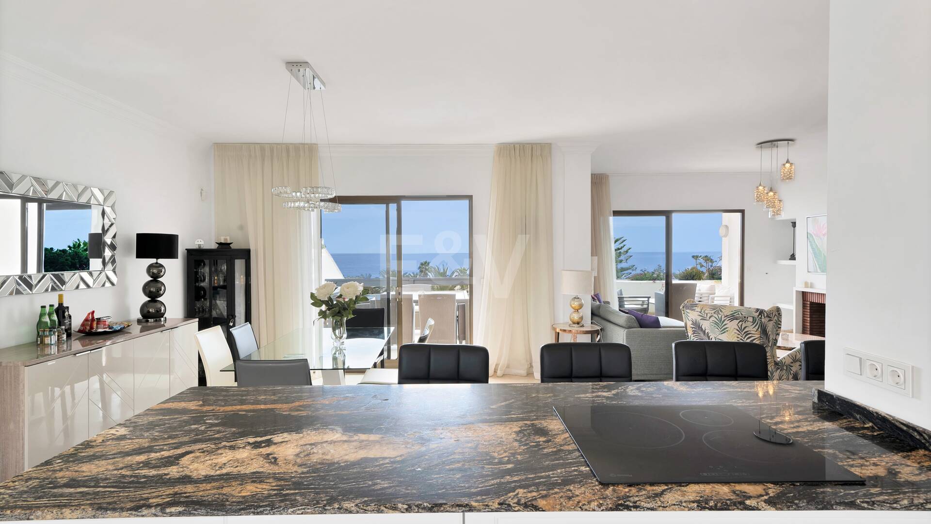 Frontline Beach Penthouse med panoramautsikt över havet i Coral Beach