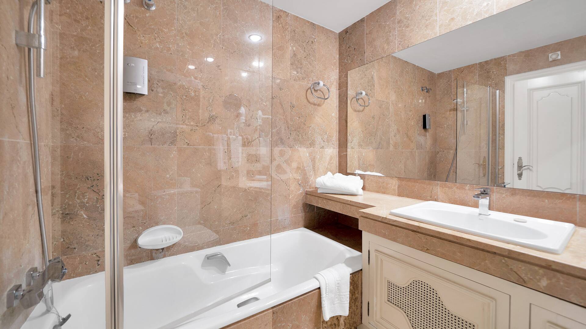 Frontline Beach Penthouse med panoramautsikt över havet i Coral Beach