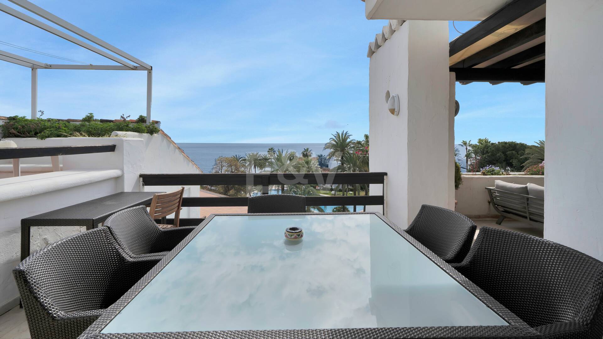 Frontline Beach Penthouse med panoramautsikt över havet i Coral Beach