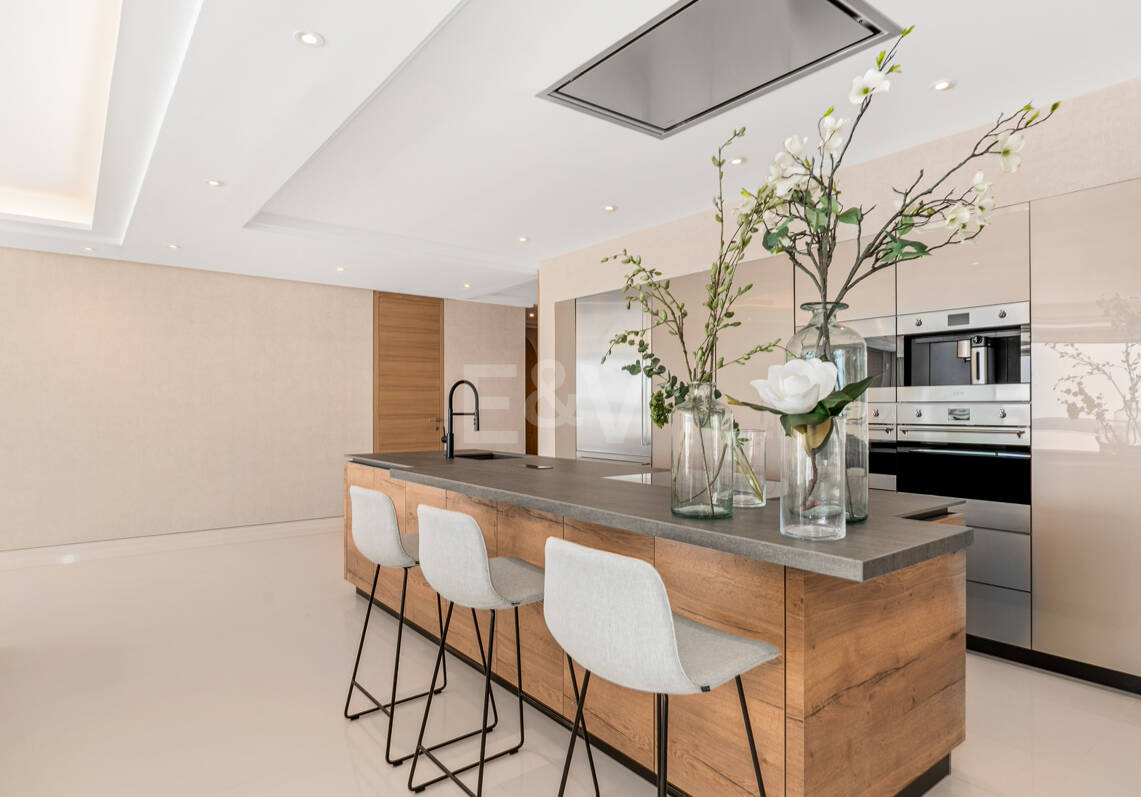 Moderno apartamento Primera línea de playa en Puerto Banús