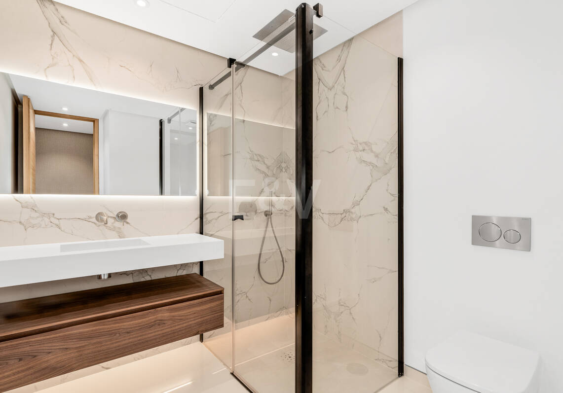 Moderno apartamento Primera línea de playa en Puerto Banús