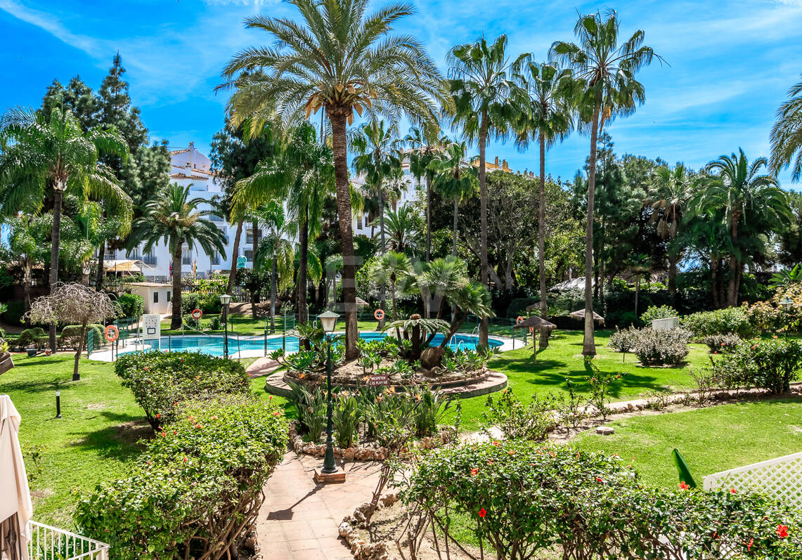 Moderno apartamento Primera línea de playa en Puerto Banús