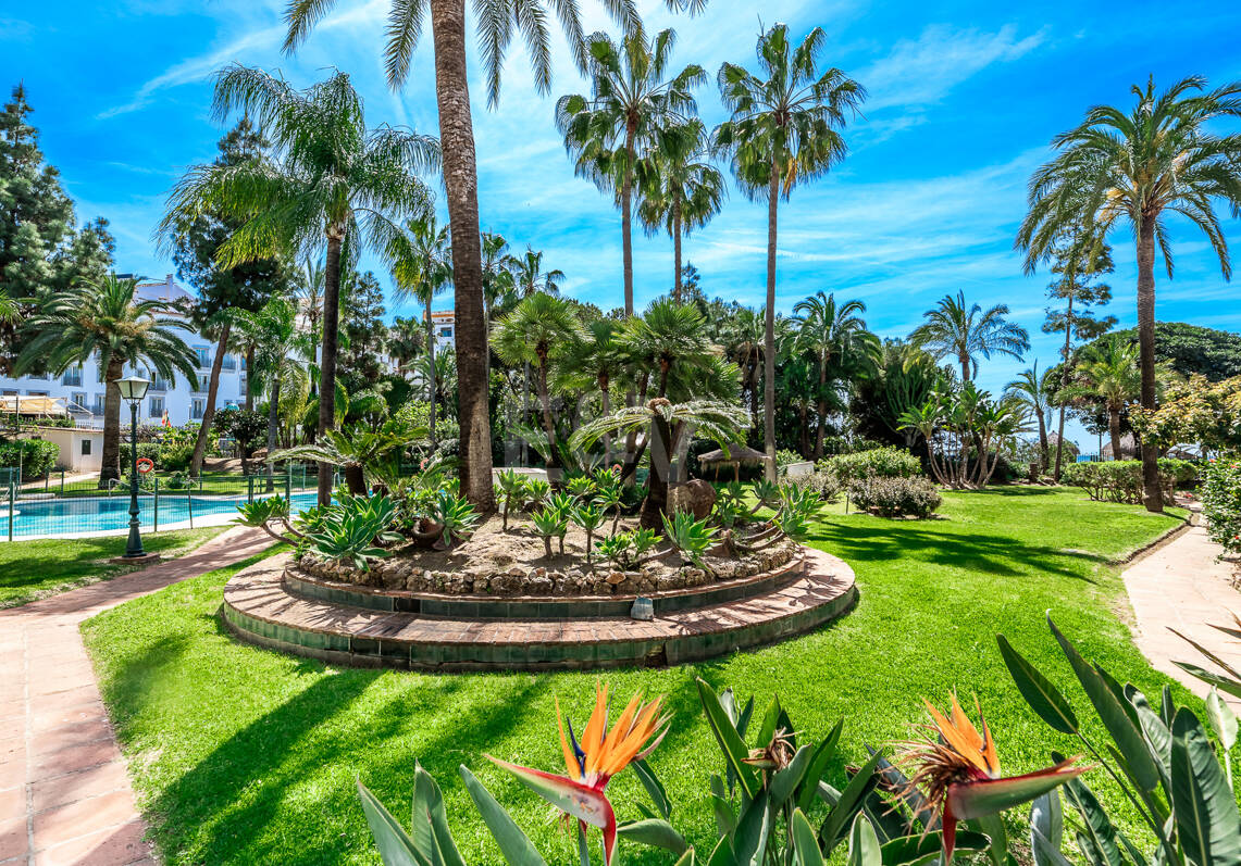 Moderno apartamento Primera línea de playa en Puerto Banús