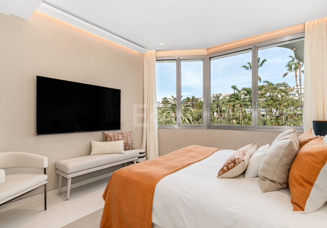Moderno apartamento Primera línea de playa en Puerto Banús