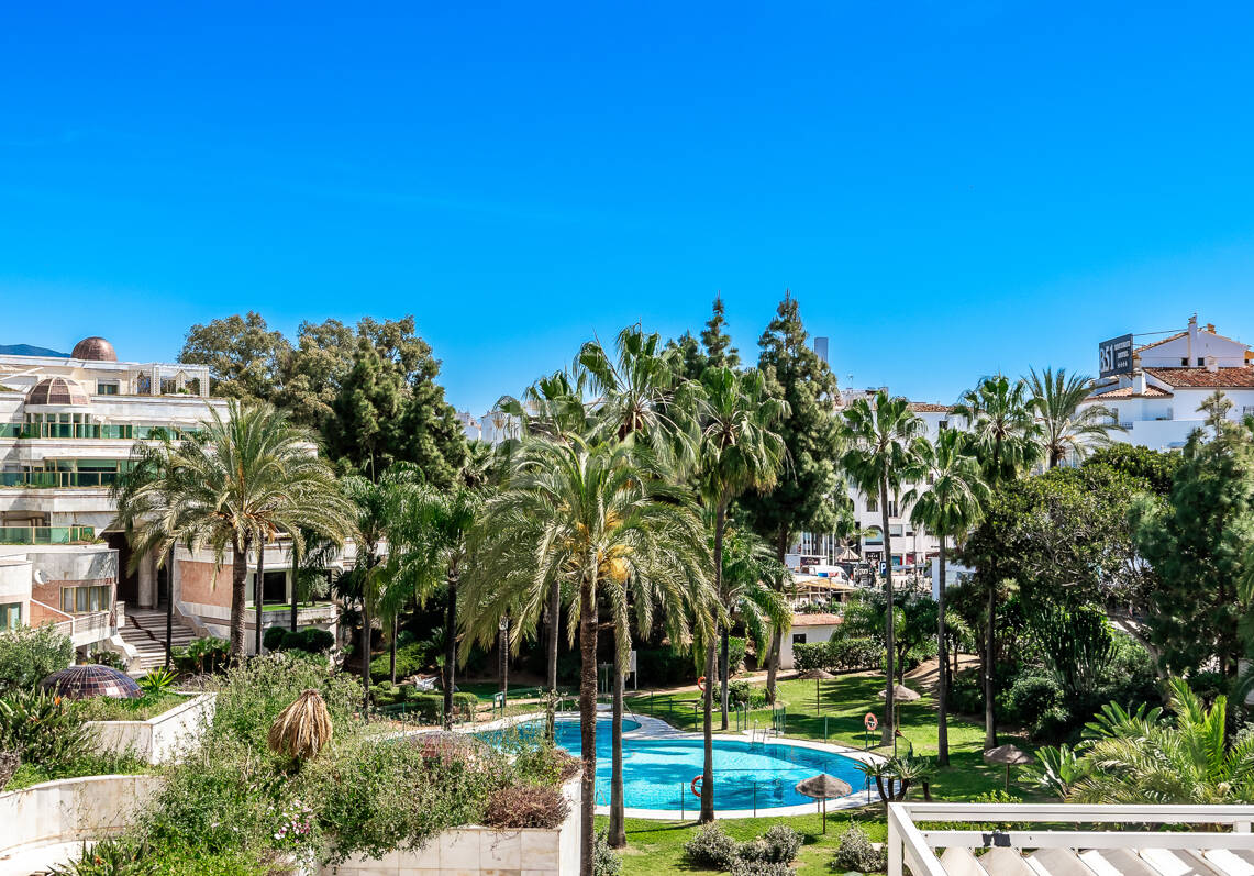 Moderno apartamento Primera línea de playa en Puerto Banús