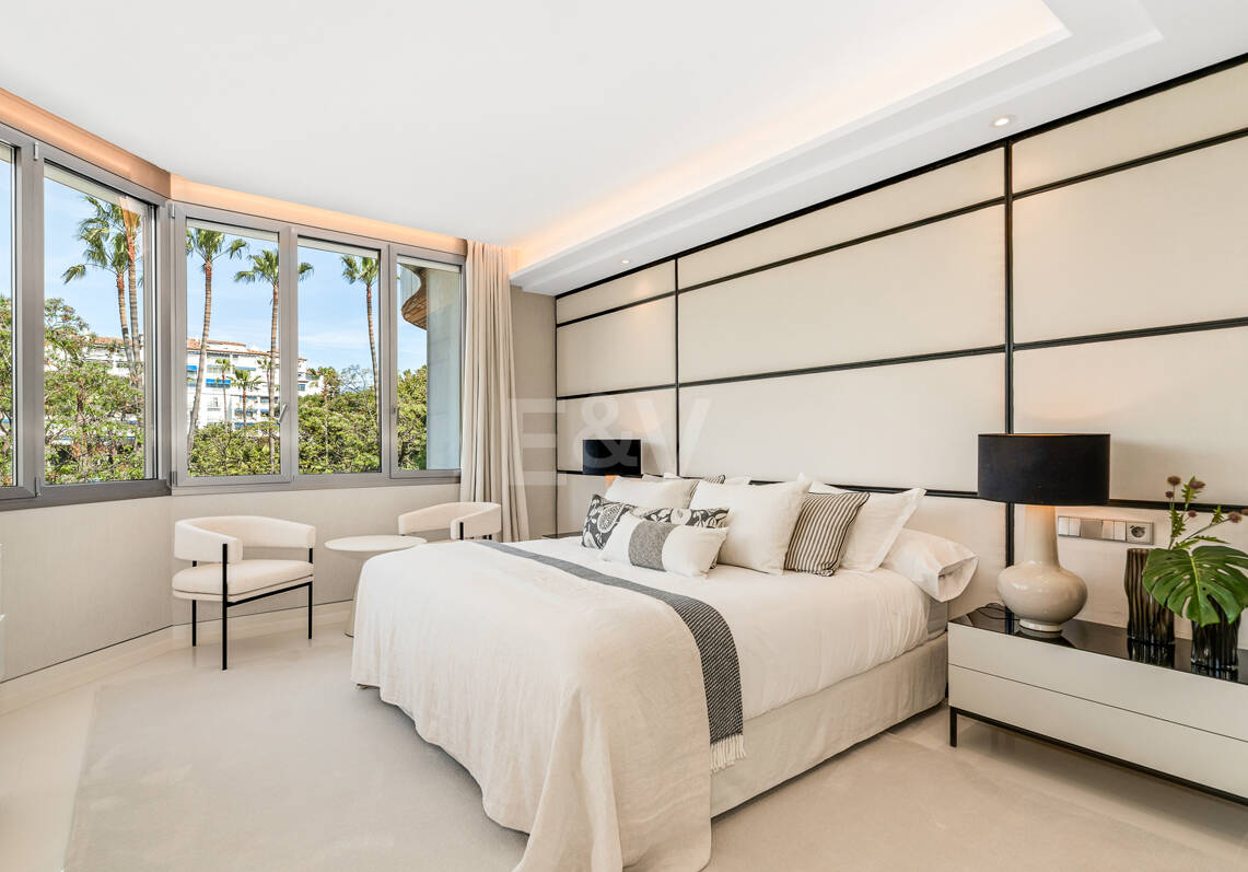 Moderno apartamento Primera línea de playa en Puerto Banús