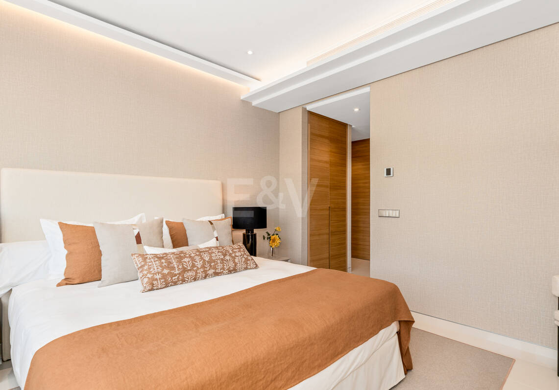 Moderno apartamento Primera línea de playa en Puerto Banús