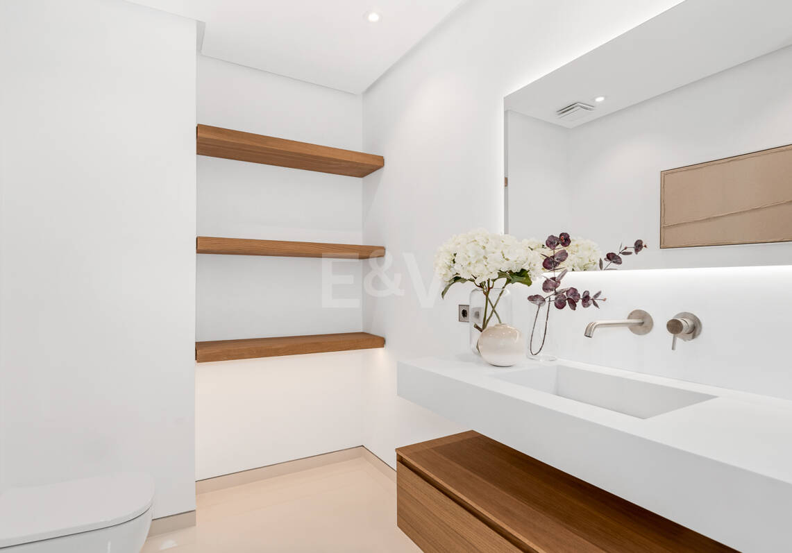 Moderno apartamento Primera línea de playa en Puerto Banús