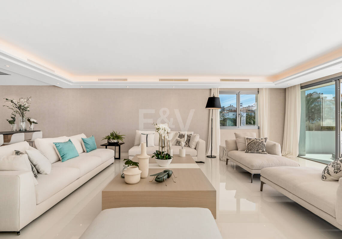 Moderno apartamento Primera línea de playa en Puerto Banús