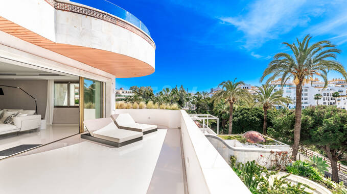 Moderne Wohnung in erster Strandlinie in Puerto Banús