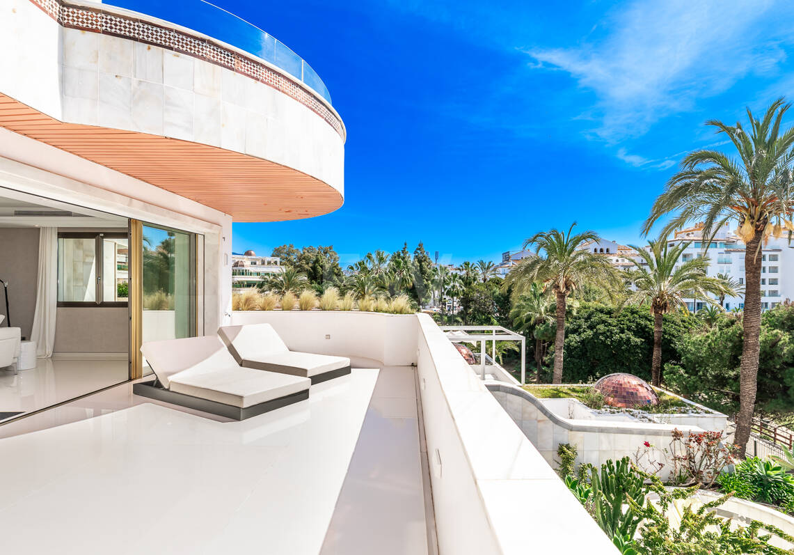 Moderno apartamento Primera línea de playa en Puerto Banús