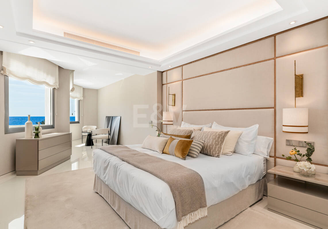 Moderno apartamento Primera línea de playa en Puerto Banús