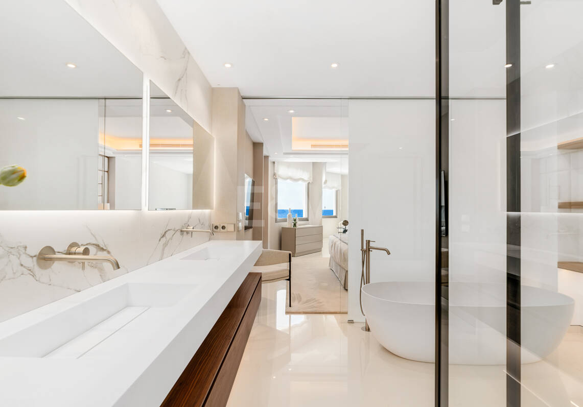 Moderno apartamento Primera línea de playa en Puerto Banús