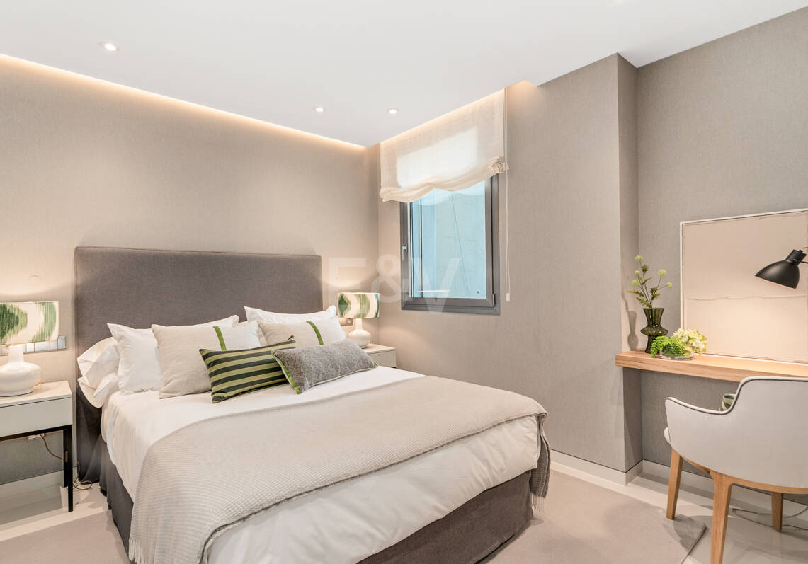 Moderno apartamento Primera línea de playa en Puerto Banús