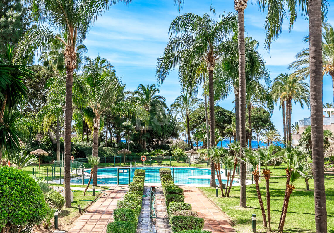 Moderno apartamento Primera línea de playa en Puerto Banús