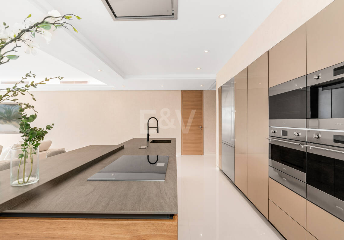 Moderno apartamento Primera línea de playa en Puerto Banús