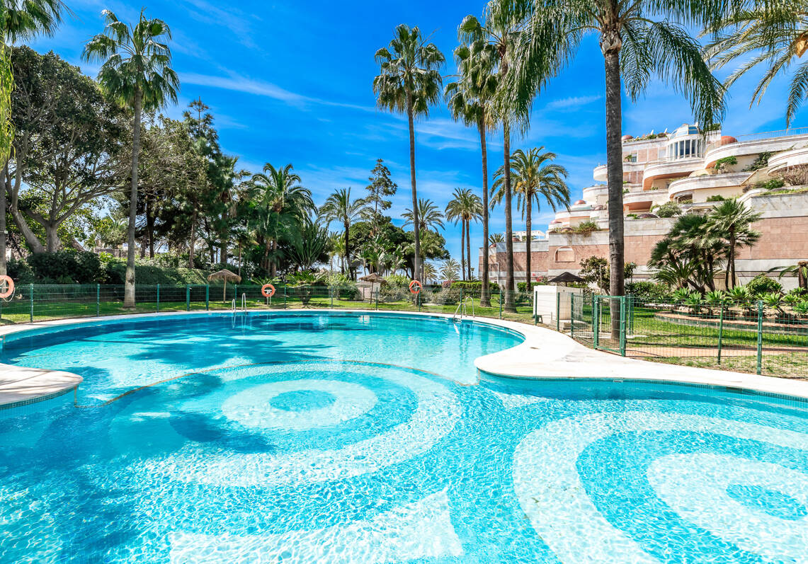 Moderno apartamento Primera línea de playa en Puerto Banús