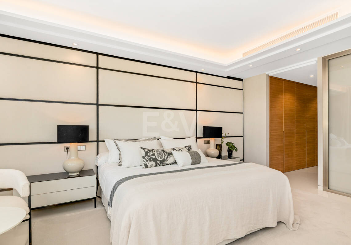 Moderno apartamento Primera línea de playa en Puerto Banús
