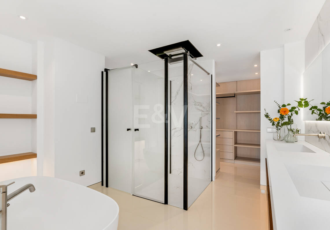 Moderno apartamento Primera línea de playa en Puerto Banús