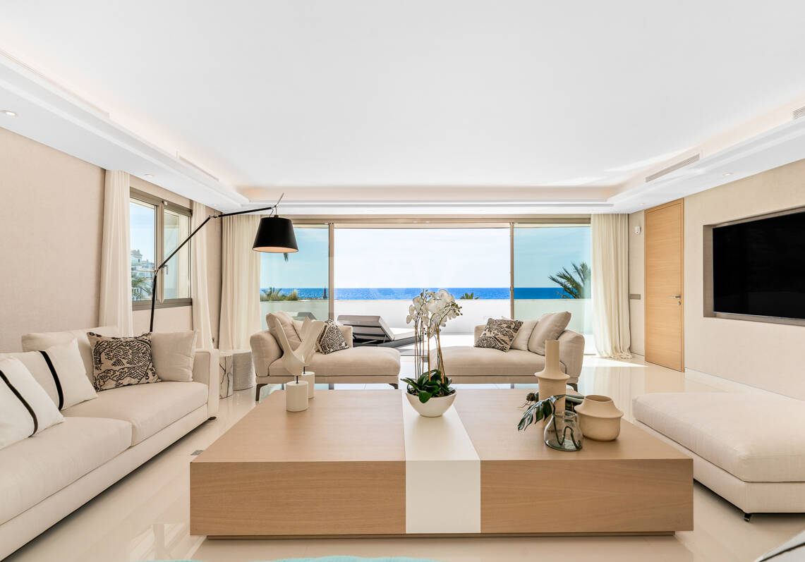 Moderno apartamento Primera línea de playa en Puerto Banús