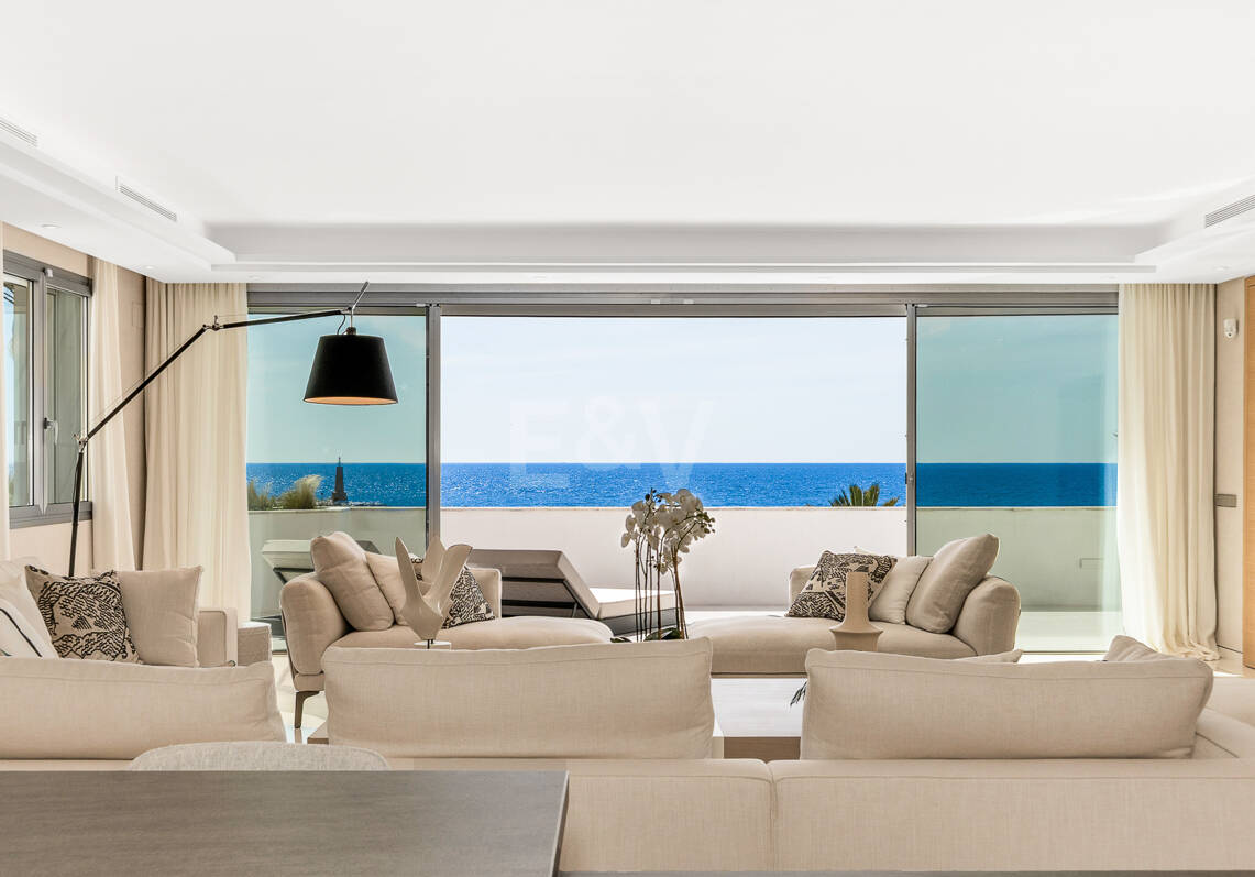 Moderno apartamento Primera línea de playa en Puerto Banús