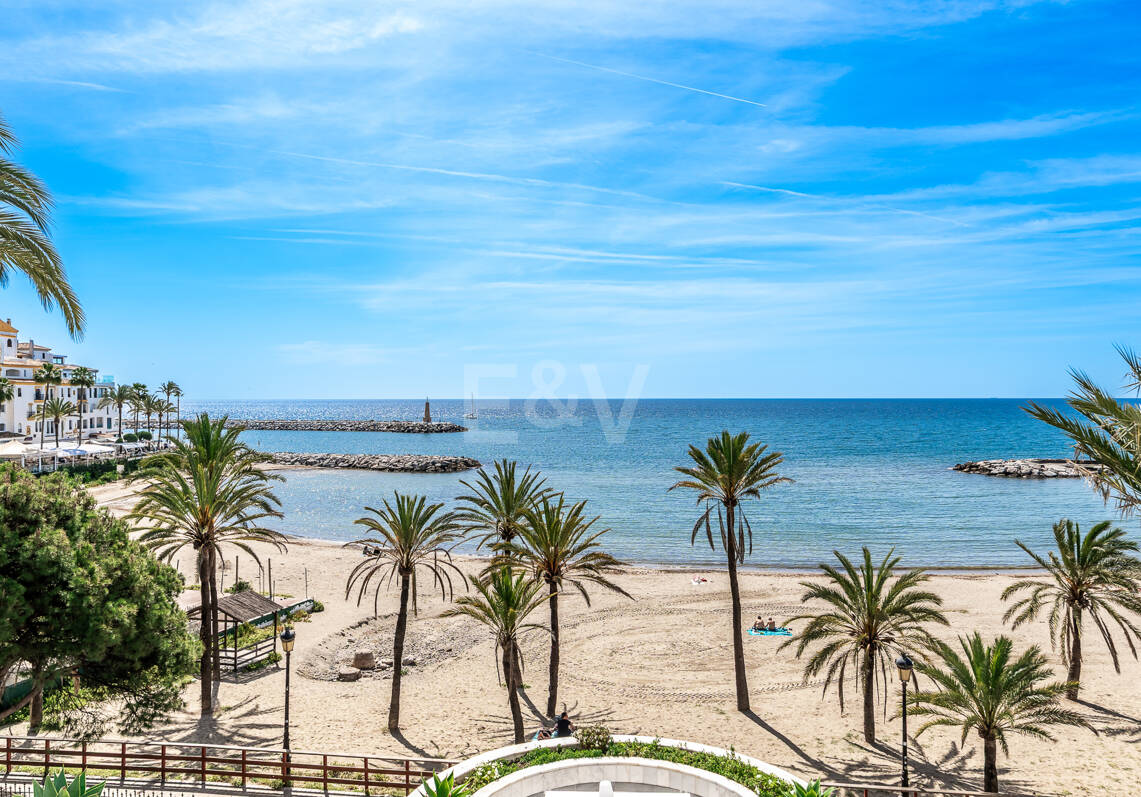 Moderno apartamento Primera línea de playa en Puerto Banús