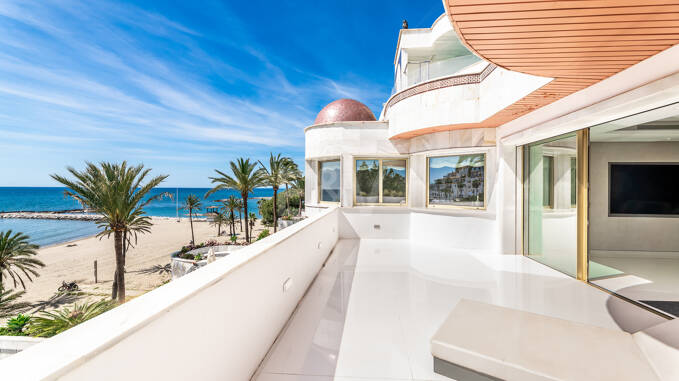 Moderne Wohnung in erster Strandlinie in Puerto Banús