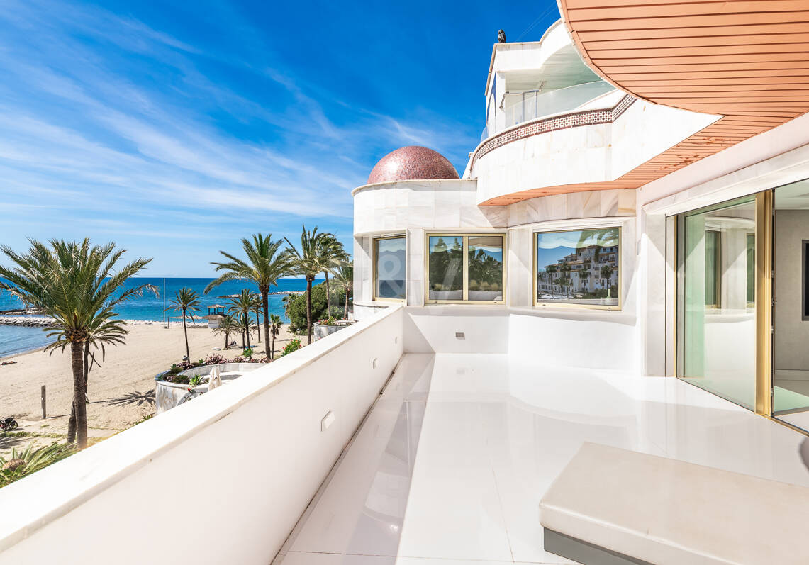 Moderno apartamento Primera línea de playa en Puerto Banús