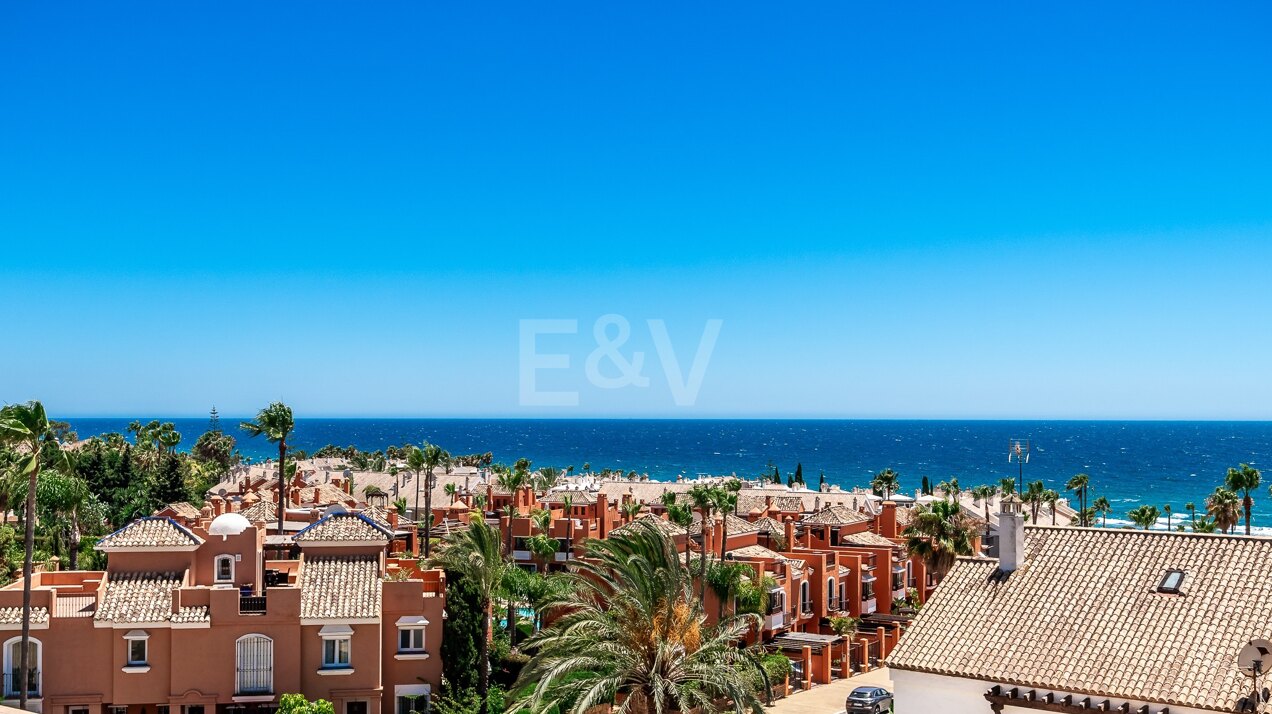 4 Bedroom Penthouse with Sea Views in Bahia de Marbella