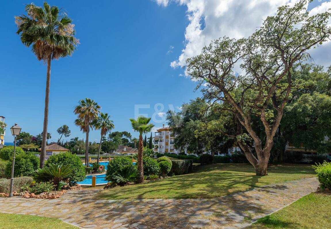 Trendige 2-Zimmer-Wohnung an der Goldenen Meile, Marbella. Verfügbar in den Sommermonaten Juni bis Oktober. Geschlossene Wohnanlage, fußläufig zum Strand