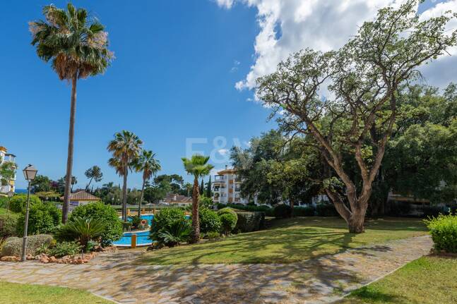 Trendige 2-Zimmer-Wohnung an der Goldenen Meile, Marbella. Verfügbar in den Sommermonaten Juni bis Oktober. Geschlossene Wohnanlage, fußläufig zum Strand