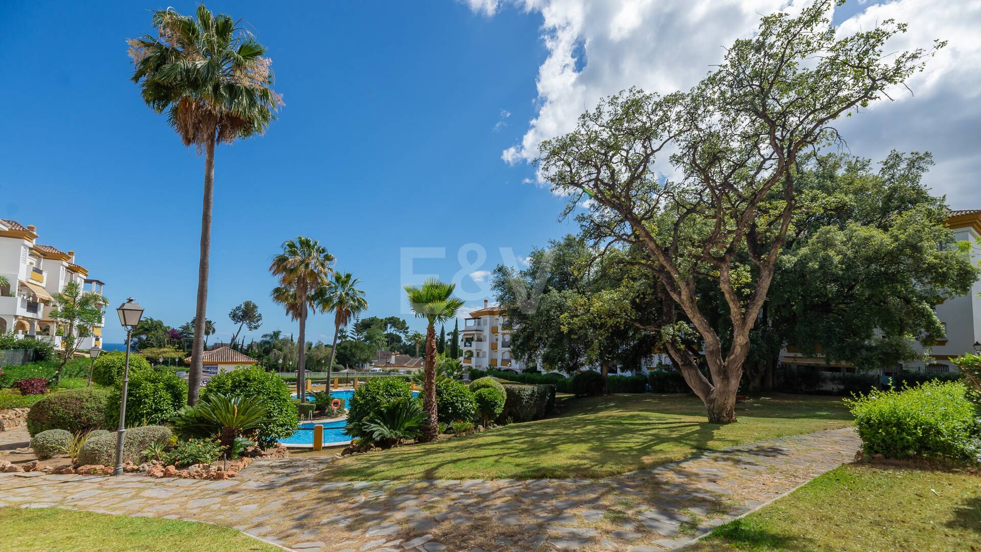 Trendige 2-Zimmer-Wohnung an der Goldenen Meile, Marbella. Verfügbar in den Sommermonaten Juni bis Oktober. Geschlossene Wohnanlage, fußläufig zum Strand