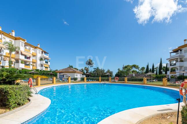 Trendige 2-Zimmer-Wohnung an der Goldenen Meile, Marbella. Verfügbar in den Sommermonaten Juni bis Oktober. Geschlossene Wohnanlage, fußläufig zum Strand