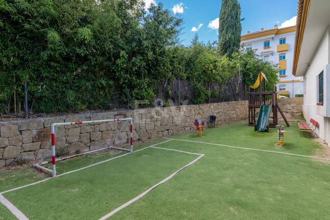 Trendige 2-Zimmer-Wohnung an der Goldenen Meile, Marbella. Verfügbar in den Sommermonaten Juni bis Oktober. Geschlossene Wohnanlage, fußläufig zum Strand