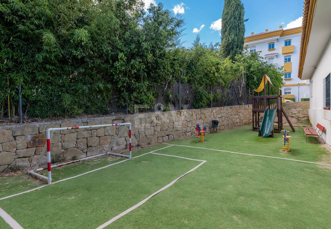 Trendige 2-Zimmer-Wohnung an der Goldenen Meile, Marbella. Verfügbar in den Sommermonaten Juni bis Oktober. Geschlossene Wohnanlage, fußläufig zum Strand