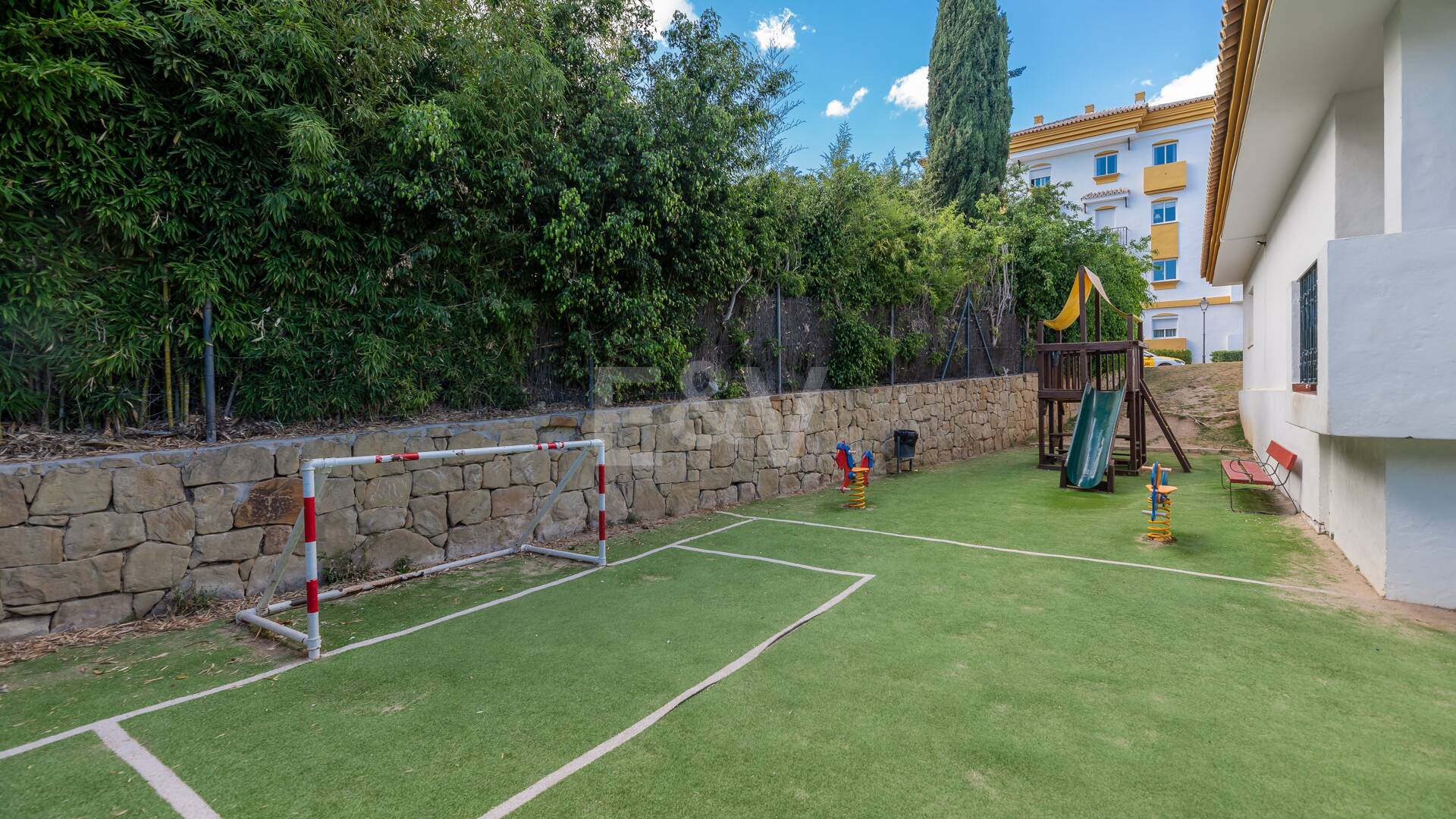 Trendige 2-Zimmer-Wohnung an der Goldenen Meile, Marbella. Verfügbar in den Sommermonaten Juni bis Oktober. Geschlossene Wohnanlage, fußläufig zum Strand